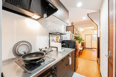 a kitchen with a frying pan on a stove at \u65ed \u30cf\u30a6\u30b9\u3000asahi house in Tokyo