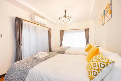two beds in a small room with a window at \u65ed \u30cf\u30a6\u30b9\u3000asahi house in Tokyo