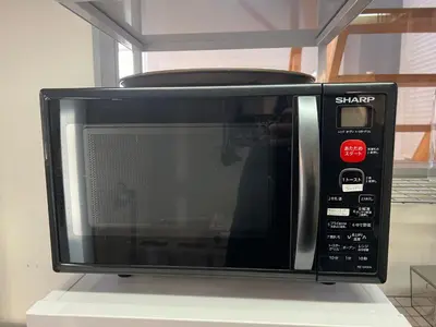 a microwave oven sitting on top of a counter at Aizumi Hostel-SJ0193 in Tokyo