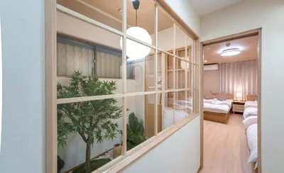 a room with a view of a bedroom and a living room at New open \u548c\u98a8\u4f4f\u5b85 \u6771\u4e2d\u91ce\u99c5 \u5927\u4e45\u4fdd\u99c5\u5f92\u6b69\u5708\u5185 \u65b0\u5bbf\u99c5\u307e\u3067\u96fb\u8eca5\u5206\u6e0b\u8c37\u9280\u5ea7\u6771\u4eac\u8fd1\u3044 \u8377\u7269\u9810\u304b\u308a\u307e\u3059 in Tokyo