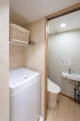 a small bathroom with a washing machine and a sink at New open \u548c\u98a8\u4f4f\u5b85 \u6771\u4e2d\u91ce\u99c5 \u5927\u4e45\u4fdd\u99c5\u5f92\u6b69\u5708\u5185 \u65b0\u5bbf\u99c5\u307e\u3067\u96fb\u8eca5\u5206\u6e0b\u8c37\u9280\u5ea7\u6771\u4eac\u8fd1\u3044 \u8377\u7269\u9810\u304b\u308a\u307e\u3059 in Tokyo