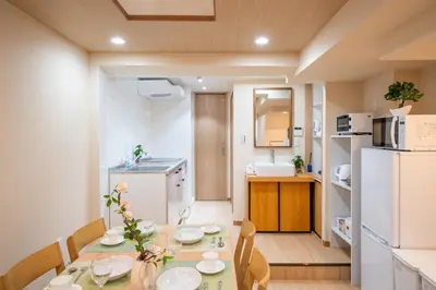 a kitchen and dining room with a table and chairs at New open \u548c\u98a8\u4f4f\u5b85 \u6771\u4e2d\u91ce\u99c5 \u5927\u4e45\u4fdd\u99c5\u5f92\u6b69\u5708\u5185 \u65b0\u5bbf\u99c5\u307e\u3067\u96fb\u8eca5\u5206\u6e0b\u8c37\u9280\u5ea7\u6771\u4eac\u8fd1\u3044 \u8377\u7269\u9810\u304b\u308a\u307e\u3059 in Tokyo