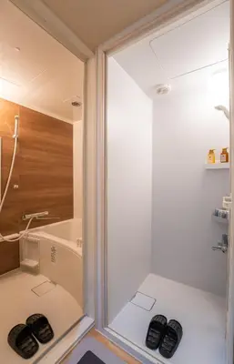 a glass shower in a bathroom with a tub at New open \u548c\u98a8\u4f4f\u5b85 \u6771\u4e2d\u91ce\u99c5 \u5927\u4e45\u4fdd\u99c5\u5f92\u6b69\u5708\u5185 \u65b0\u5bbf\u99c5\u307e\u3067\u96fb\u8eca5\u5206\u6e0b\u8c37\u9280\u5ea7\u6771\u4eac\u8fd1\u3044 \u8377\u7269\u9810\u304b\u308a\u307e\u3059 in Tokyo