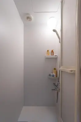 a bathroom with a sink and a shower at New open \u548c\u98a8\u4f4f\u5b85 \u6771\u4e2d\u91ce\u99c5 \u5927\u4e45\u4fdd\u99c5\u5f92\u6b69\u5708\u5185 \u65b0\u5bbf\u99c5\u307e\u3067\u96fb\u8eca5\u5206\u6e0b\u8c37\u9280\u5ea7\u6771\u4eac\u8fd1\u3044 \u8377\u7269\u9810\u304b\u308a\u307e\u3059 in Tokyo