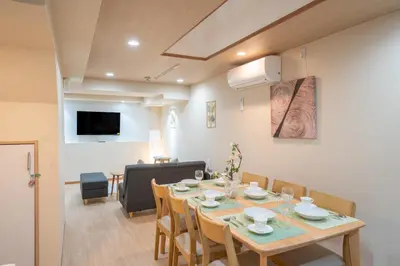 a dining room with a table and chairs at New open \u548c\u98a8\u4f4f\u5b85 \u6771\u4e2d\u91ce\u99c5 \u5927\u4e45\u4fdd\u99c5\u5f92\u6b69\u5708\u5185 \u65b0\u5bbf\u99c5\u307e\u3067\u96fb\u8eca5\u5206\u6e0b\u8c37\u9280\u5ea7\u6771\u4eac\u8fd1\u3044 \u8377\u7269\u9810\u304b\u308a\u307e\u3059 in Tokyo