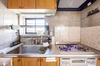 a kitchen with a sink and a stove at \u30a2\u30f3\u30c9\u30b9\u30c6\u30a4\u7530\u7aef\uff16\u4e01\u76ee in Tokyo