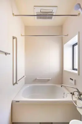 a white bathroom with a tub and a window at \u30a2\u30f3\u30c9\u30b9\u30c6\u30a4\u7530\u7aef\uff16\u4e01\u76ee in Tokyo