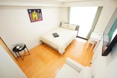 a room with a bed and a table and a desk at \u30ec\u30b8\u30c7\u30f3\u30b7\u30e3\u30eb\u30b9\u30c6\u30fc\u30b8 in Tokyo