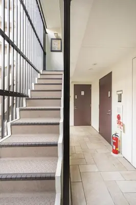 an empty hallway with stairs in a building at BO402 \u30ab\u30c3\u30d7\u30eb\u306b\u6700\u9069 \u6d45\u8349\u5bfa\u305d\u3070 \u65e5\u672c\u4ebaSuperHost in Tokyo