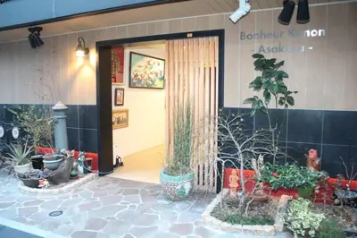 a store front with a bunch of potted plants at BO402 \u30ab\u30c3\u30d7\u30eb\u306b\u6700\u9069 \u6d45\u8349\u5bfa\u305d\u3070 \u65e5\u672c\u4ebaSuperHost in Tokyo