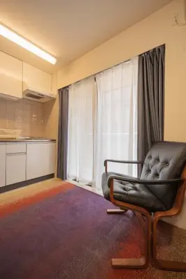 a living room with a leather chair in front of a window at BO402 \u30ab\u30c3\u30d7\u30eb\u306b\u6700\u9069 \u6d45\u8349\u5bfa\u305d\u3070 \u65e5\u672c\u4ebaSuperHost in Tokyo