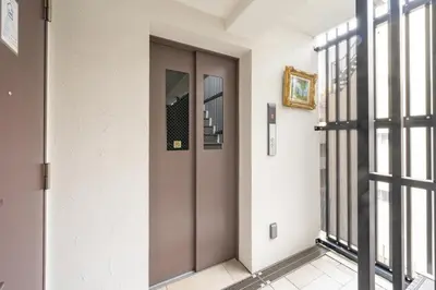 a pivot door in a hallway with windows at BO402 \u30ab\u30c3\u30d7\u30eb\u306b\u6700\u9069 \u6d45\u8349\u5bfa\u305d\u3070 \u65e5\u672c\u4ebaSuperHost in Tokyo