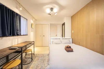a bedroom with a bed with a teddy bear on it at BO301 \u30ab\u30c3\u30d7\u30eb\u306b\u6700\u9069 \u6d45\u8349\u5bfa\u305d\u3070 \u65e5\u672c\u4ebaSuperHost in Tokyo