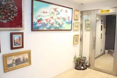 a hallway with a painting on the wall and a door at BO301 \u30ab\u30c3\u30d7\u30eb\u306b\u6700\u9069 \u6d45\u8349\u5bfa\u305d\u3070 \u65e5\u672c\u4ebaSuperHost in Tokyo