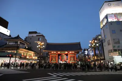 a group of people crossing a street in a city at BO301 \u30ab\u30c3\u30d7\u30eb\u306b\u6700\u9069 \u6d45\u8349\u5bfa\u305d\u3070 \u65e5\u672c\u4ebaSuperHost in Tokyo