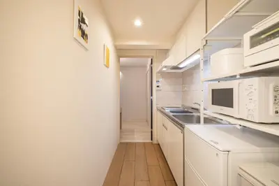 a kitchen with white appliances and a wooden floor at BO301 \u30ab\u30c3\u30d7\u30eb\u306b\u6700\u9069 \u6d45\u8349\u5bfa\u305d\u3070 \u65e5\u672c\u4ebaSuperHost in Tokyo