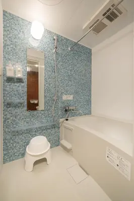 a bathroom with a toilet and a shower with blue tiles at BO301 \u30ab\u30c3\u30d7\u30eb\u306b\u6700\u9069 \u6d45\u8349\u5bfa\u305d\u3070 \u65e5\u672c\u4ebaSuperHost in Tokyo