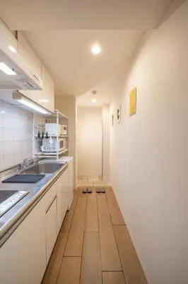 a kitchen with white cabinets and a wooden floor at BO301 \u30ab\u30c3\u30d7\u30eb\u306b\u6700\u9069 \u6d45\u8349\u5bfa\u305d\u3070 \u65e5\u672c\u4ebaSuperHost in Tokyo