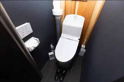 a bathroom with a white toilet in a room at RY-Whole \u6d45\u8349\u3067\u5bb6\u65cf\u65c5 2\u5bdd\u5ba42\u6d74\u5ba4\u306e\u4e00\u68df\u8cb8\u5207 \u65e5\u672c\u4ebaSuperHost in Tokyo