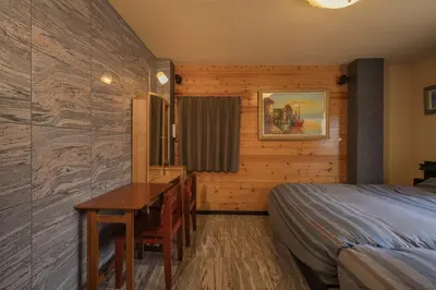 a bedroom with a desk and a bed and a table at RY-Whole \u6d45\u8349\u3067\u5bb6\u65cf\u65c5 2\u5bdd\u5ba42\u6d74\u5ba4\u306e\u4e00\u68df\u8cb8\u5207 \u65e5\u672c\u4ebaSuperHost in Tokyo