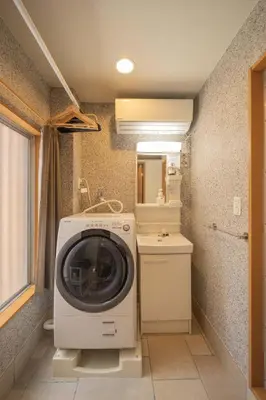 a washing machine in a room with a sink at RY-Whole \u6d45\u8349\u3067\u5bb6\u65cf\u65c5 2\u5bdd\u5ba42\u6d74\u5ba4\u306e\u4e00\u68df\u8cb8\u5207 \u65e5\u672c\u4ebaSuperHost in Tokyo