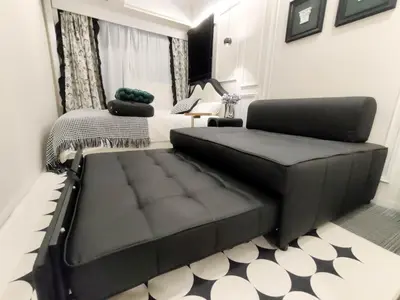 a black bed in a room with a bed at Z97- Shinjuku center 5 mins to st ation ,\u65b0\u5bbf\u6700\u4e2d\u5fc3 \u6771\u65b0\u5bbf\u7ad95\u5206 in Tokyo