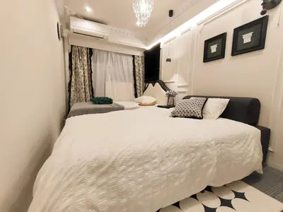 a bedroom with a large white bed and a window at Z97- Shinjuku center 5 mins to st ation ,\u65b0\u5bbf\u6700\u4e2d\u5fc3 \u6771\u65b0\u5bbf\u7ad95\u5206 in Tokyo