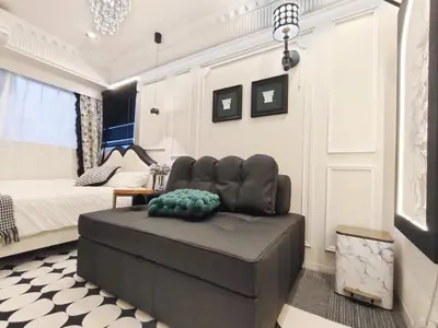 a living room with a leather chair and a bed at Z97- Shinjuku center 5 mins to st ation ,\u65b0\u5bbf\u6700\u4e2d\u5fc3 \u6771\u65b0\u5bbf\u7ad95\u5206 in Tokyo