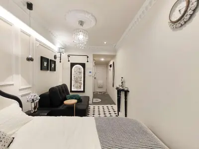 a bedroom with a bed and a living room at Z97- Shinjuku center 5 mins to st ation ,\u65b0\u5bbf\u6700\u4e2d\u5fc3 \u6771\u65b0\u5bbf\u7ad95\u5206 in Tokyo