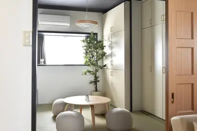 a room with a table and chairs and a window at \u5ca1\u7530\u30d3\u30eb5\u968e in Tokyo
