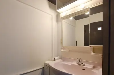 a white bathroom with a sink and a mirror at \u5ca1\u7530\u30d3\u30eb5\u968e in Tokyo
