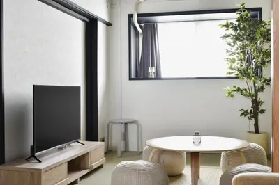 a living room with a tv and a table at \u5ca1\u7530\u30d3\u30eb5\u968e in Tokyo
