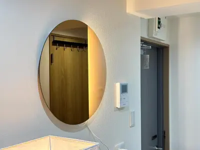 a bathroom with a round mirror on the wall at \u65b0\u5bbf\u795e\u697d\u5742\u8fd1\u304f\u5bff\u53f8\u5e972 in Tokyo