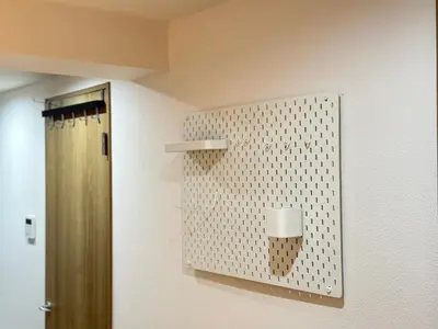 a bathroom with a wall with a white pegboard at \u65b0\u5bbf\u795e\u697d\u5742\u8fd1\u304f\u5bff\u53f8\u5e972 in Tokyo