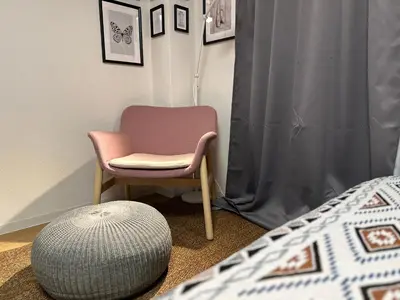 a bedroom with a chair and a bed at \u65b0\u5bbf\u795e\u697d\u5742\u8fd1\u304f\u5bff\u53f8\u5e972 in Tokyo