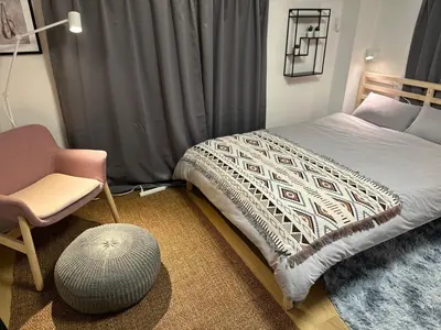 a bedroom with a bed and a chair at \u65b0\u5bbf\u795e\u697d\u5742\u8fd1\u304f\u5bff\u53f8\u5e972 in Tokyo