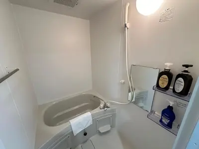 a bathroom with a bath tub and a sink at \u65b0\u5bbf\u795e\u697d\u5742\u8fd1\u304f\u5bff\u53f8\u5e972 in Tokyo