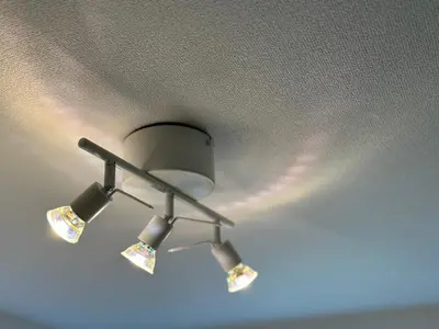 a light hanging from a ceiling with four lights at \u65b0\u5bbf\u795e\u697d\u5742\u8fd1\u304f\u5bff\u53f8\u5e972 in Tokyo