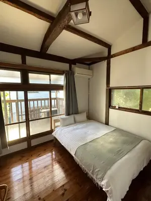 a bedroom with a bed in a room with windows at \u795e\u697d\u5742\u6238\u5efa\u3066\u30b5\u30a6\u30b9 in Tokyo