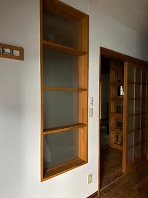 a glass shelf on a wall next to a door at \u795e\u697d\u5742\u6238\u5efa\u3066\u30b5\u30a6\u30b9 in Tokyo