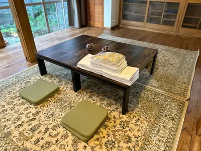 a cake sitting on top of a coffee table at \u795e\u697d\u5742\u6238\u5efa\u3066\u30b5\u30a6\u30b9 in Tokyo