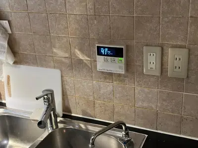 a kitchen with a sink and a clock on the wall at \u795e\u697d\u5742\u6238\u5efa\u3066\u30b5\u30a6\u30b9 in Tokyo