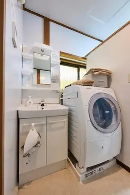 a washing machine and a sink in a room at NEW\uff01\u8cb8\u5207\u30a2\u30d1\u30fc\u30c8\uff12DK\uff14\uff14\u33a1\u3000\u99c5\uff12\u5206\u6e0b\u8c37\u99c5\u96fb\u8eca\uff11\uff15\u5206\u3000\u30b3\u30f3\u30d3\u30cb\u516c\u5712\uff15\u79d2D\u30d9\u30c3\u30c9\uff13\u53f0\u9ad8\u901fWIFI in Tokyo