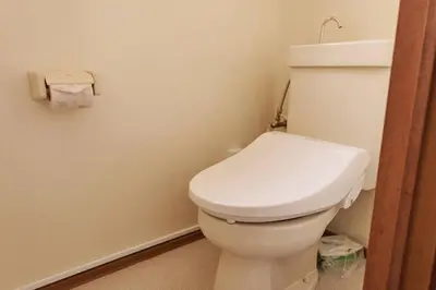 a bathroom with a white toilet in a room at NEW\uff01\u8cb8\u5207\u30a2\u30d1\u30fc\u30c8\uff12DK\uff14\uff14\u33a1\u3000\u99c5\uff12\u5206\u6e0b\u8c37\u99c5\u96fb\u8eca\uff11\uff15\u5206\u3000\u30b3\u30f3\u30d3\u30cb\u516c\u5712\uff15\u79d2D\u30d9\u30c3\u30c9\uff13\u53f0\u9ad8\u901fWIFI in Tokyo