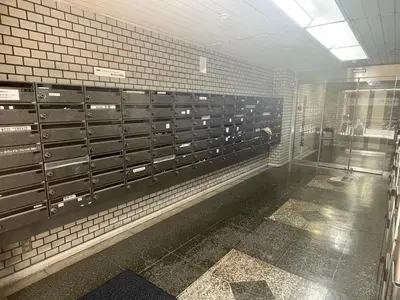 a row of lockers in a subway bathroom at \u6da9\u8c37\u9053\u7384\u5742\u72ee\u738b\u516c\u5bd3 in Tokyo