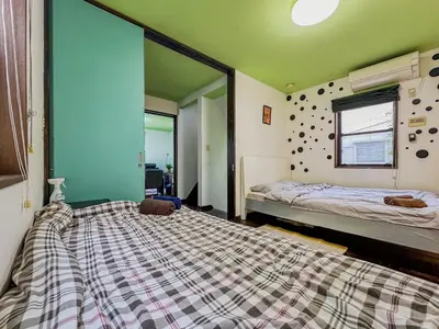 a bedroom with two twin beds and a window at Tranquil Tokyo Retreat #Spacious 3BR House in Hiroo in Tokyo