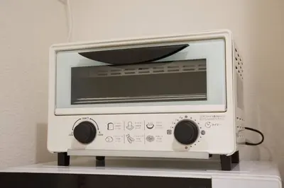 a white microwave sitting on top of a shelf at \u30bb\u30f3\u30c8\u30ec\u30a4\u62bc\u4e0a\u30ce\u30fc\u30b9 205 in Tokyo