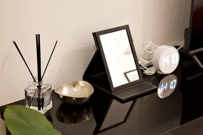 a mirror on a table with a vase and a bowl at \u30bb\u30f3\u30c8\u30ec\u30a4\u62bc\u4e0a\u30ce\u30fc\u30b9 205 in Tokyo