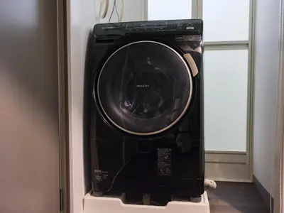 a washing machine sitting on a stand in a room at Hatagaya heim 403 in Tokyo