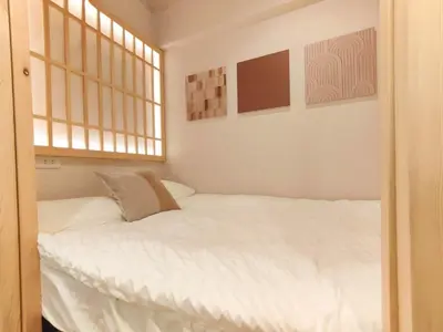 a bedroom with a white bed with a window at G19\u65b0\u5bbf\u6700\u4e2d\u5fc3 \u6771\u65b0\u5bbf\u7ad95\u5206-Shinjuku center 5 mins to Station, Max 4 \u76f4\u8fbe\u65b0\u5bbf \u6d89\u8c37 \u8868\u53c2\u9053 \u6c60\u888b \u4e0a\u91ce \u4ee3\u4ee3\u6728 \u94f6\u5ea7 \u539f\u5bbf in Tokyo